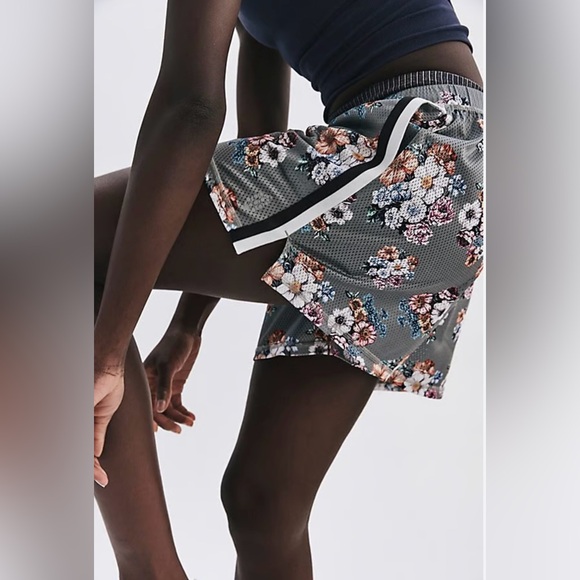 Free People When In Venice Printed Shorts in Granny Floral Motif Size M. NWT - Picture 2 of 11